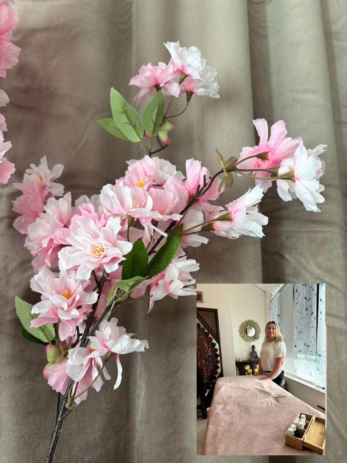 Rosa blomster og Elisabeth ved massasjebenken
